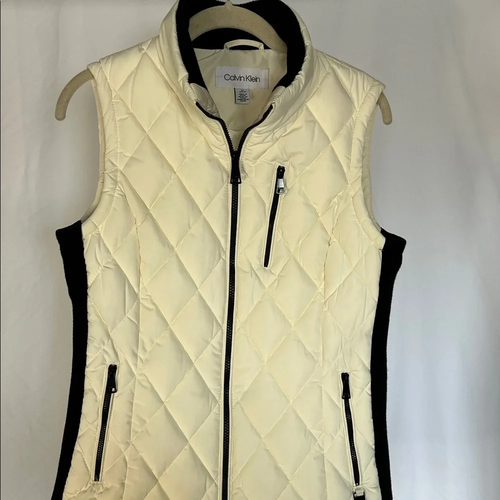 Cream and black quilted fitted vest by Calvin Klein with ribbed knit details sm - Picture 2 of 11